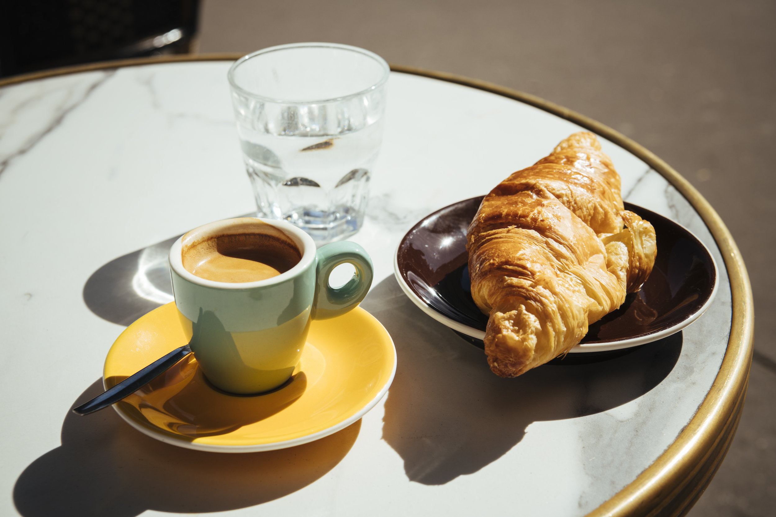 Desayunos internacionales / Croissant y café