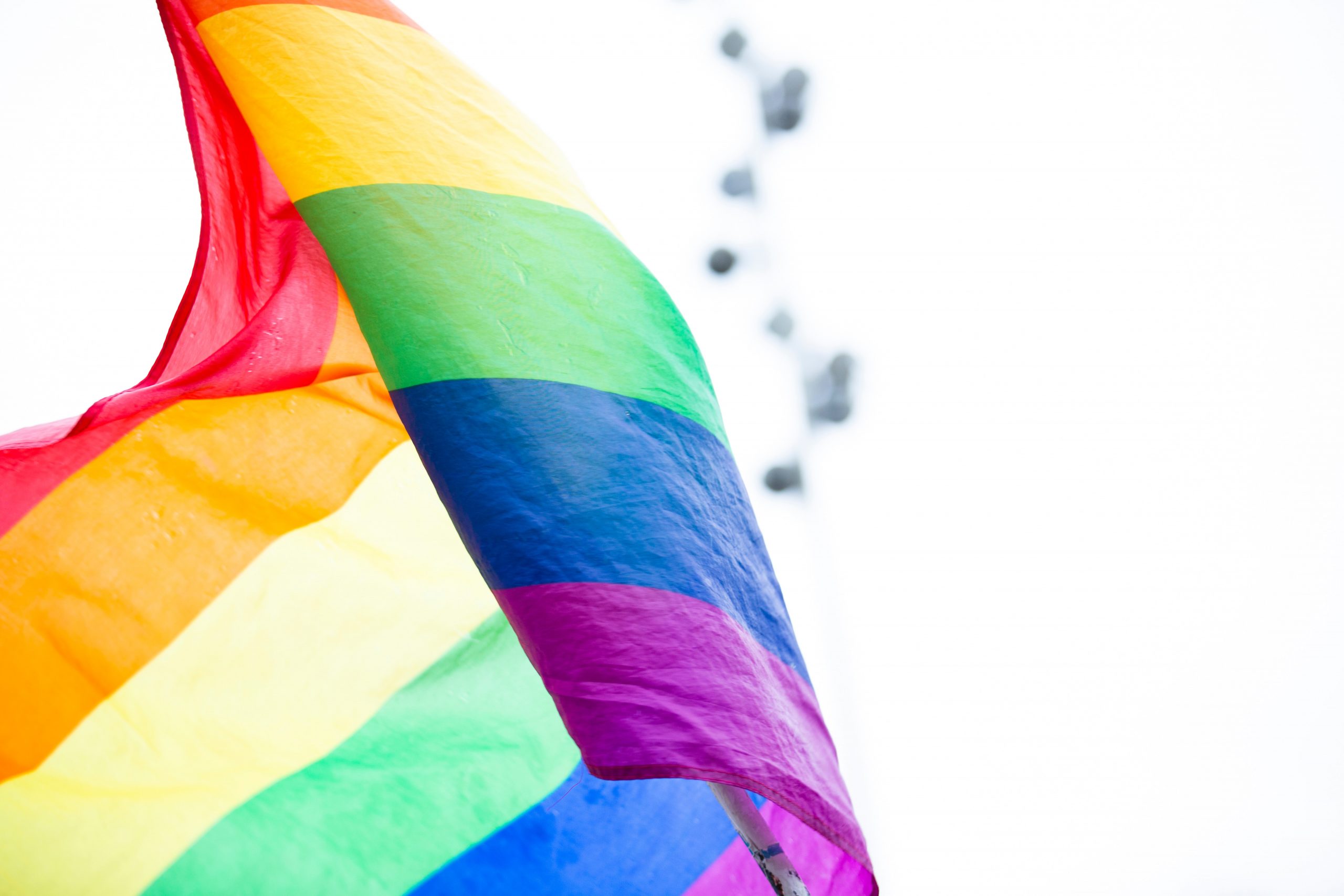 Bandera con los colores de la comunidad en conmemoración al Día del Orgullo LGBT+