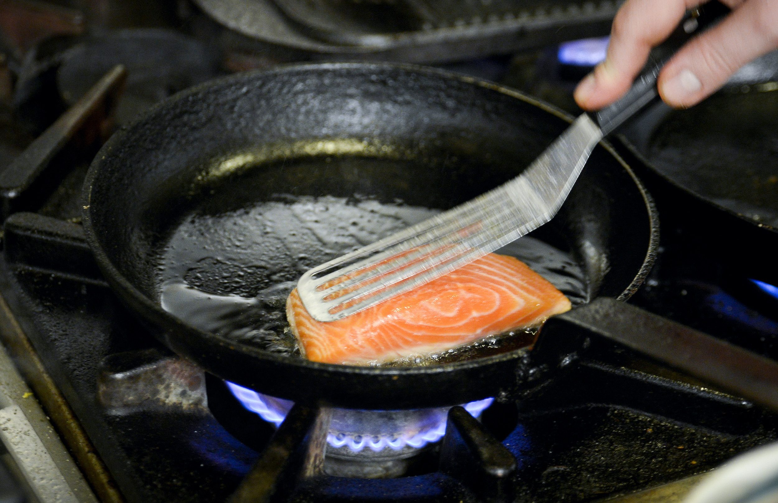 Cómo preparar salmón en sartén