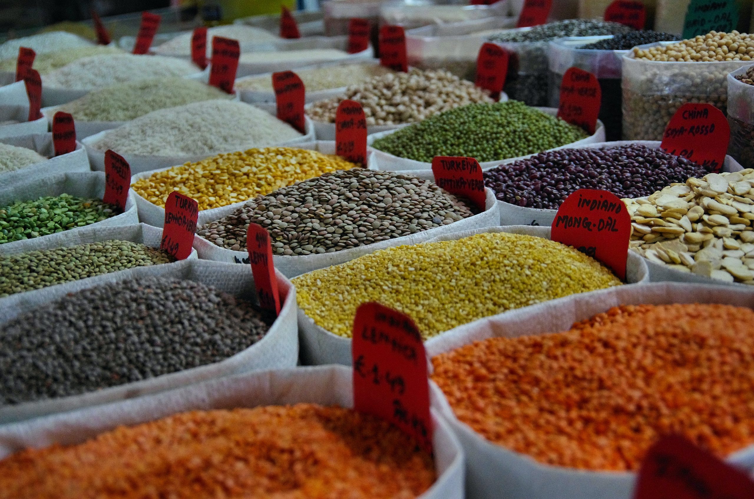 Mercado donde ofrecen una variedad de especias.