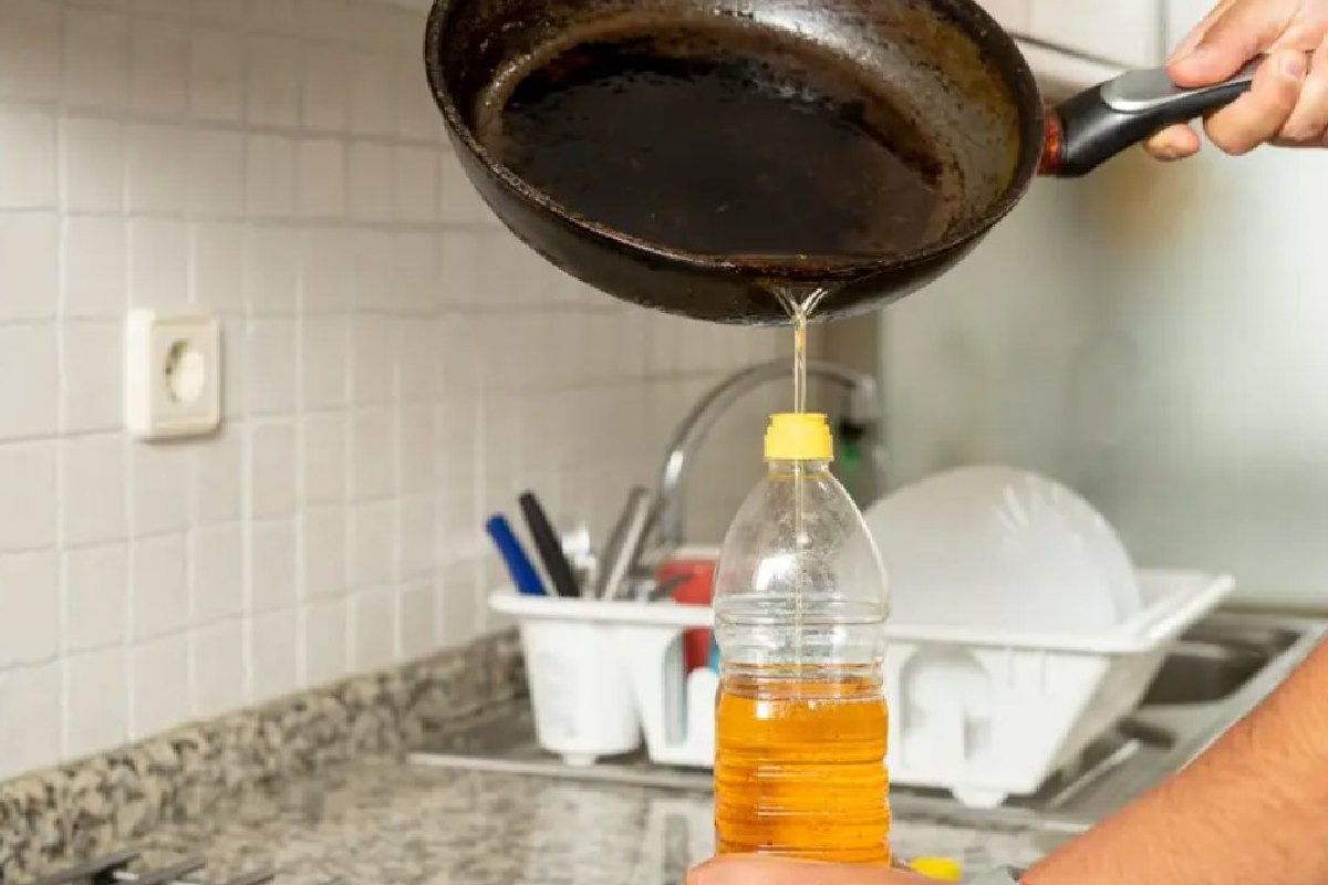 Aceite de cocina guardado en una botella de plástico.