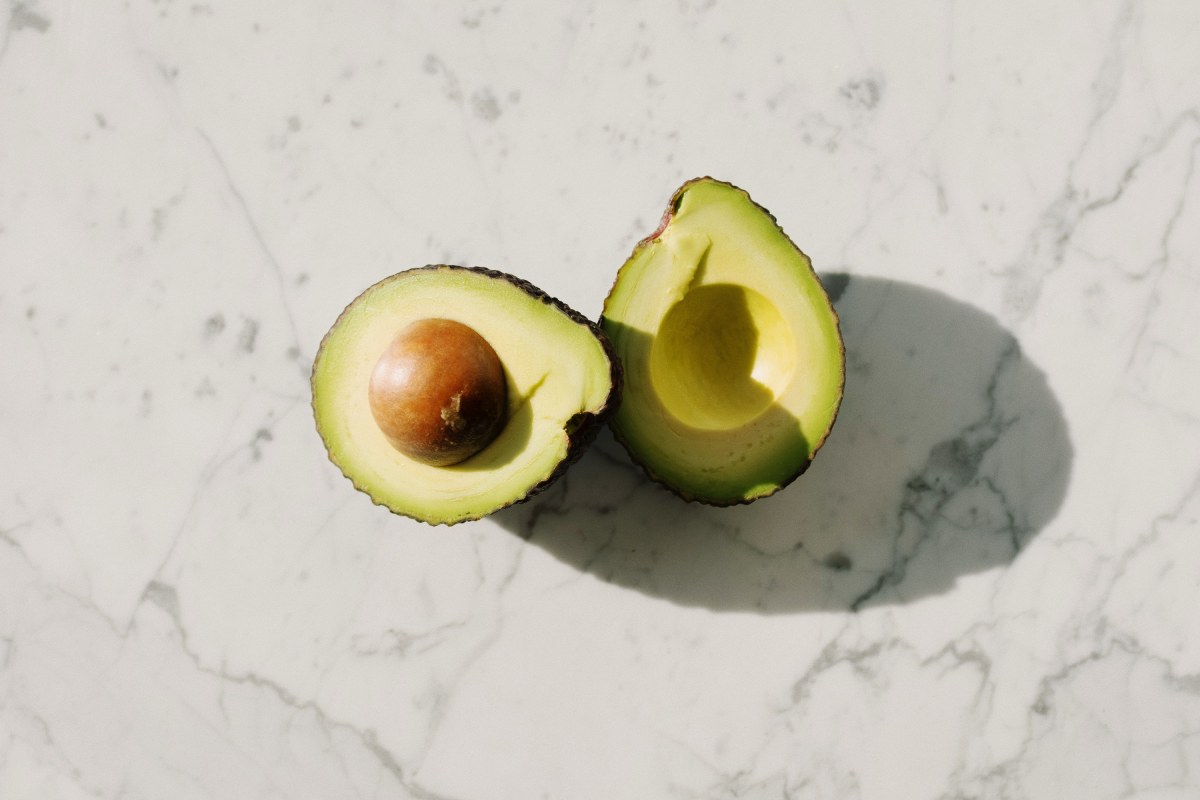 Aguacate maduro listo para hacer guacamole.