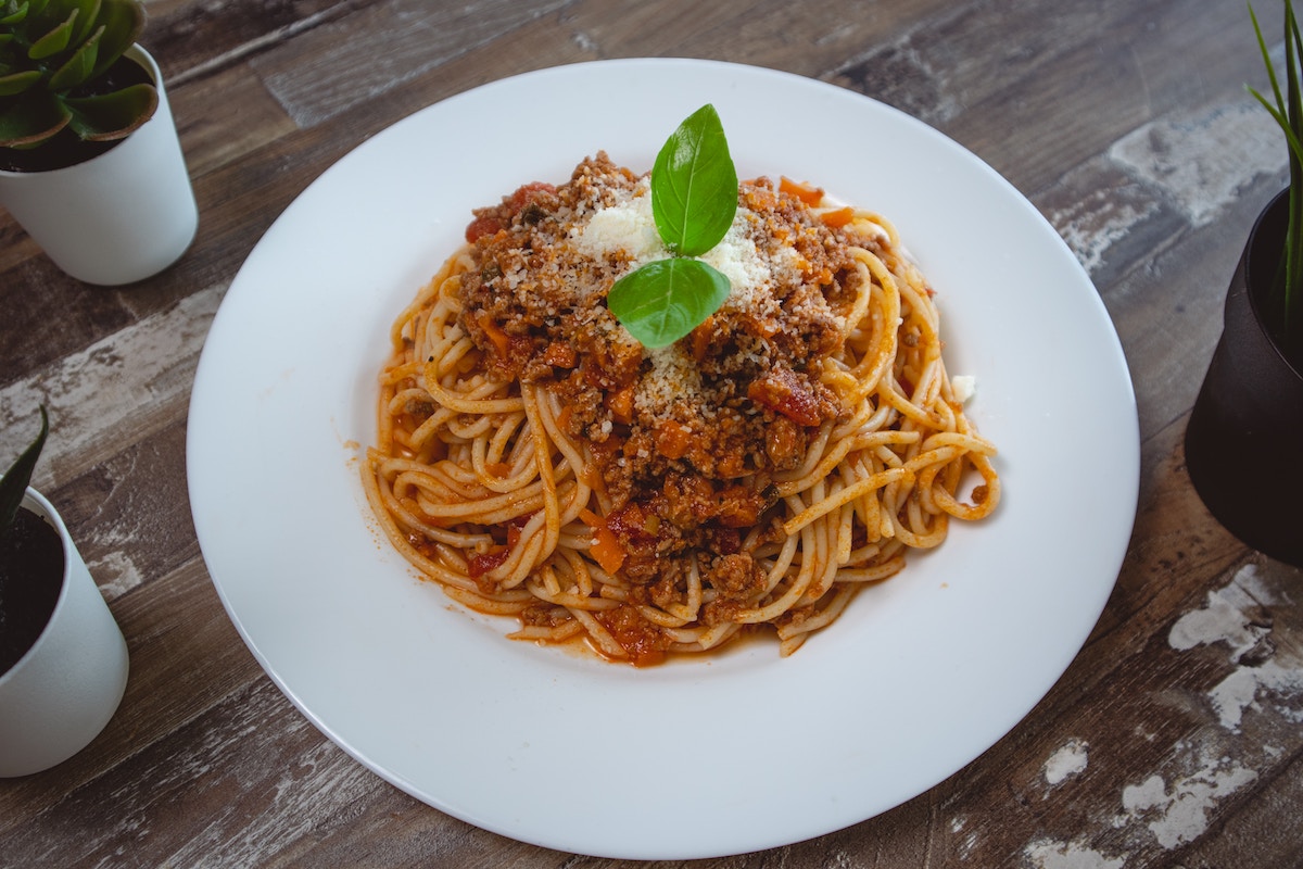 El espagueti a la boloñesa tal y como lo conocemos nosotros es una receta que realmente se llama "ragú" y es un estofado de pasta jitomate con carne y vegetales