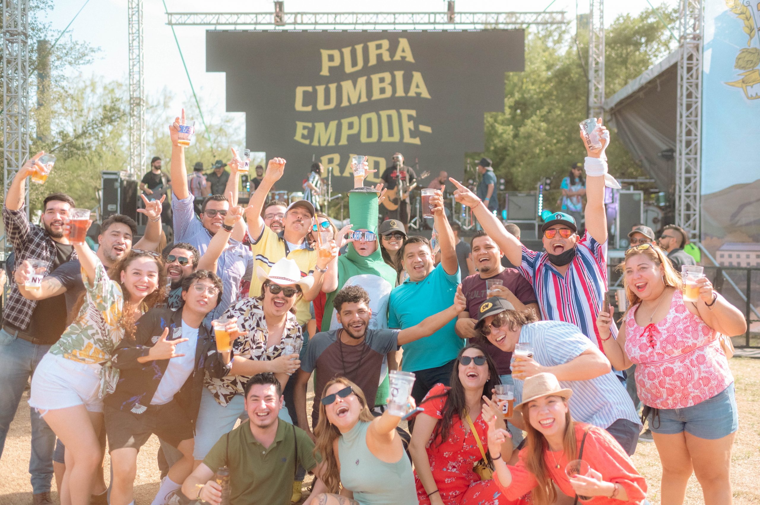 Grupo de amigos en el Festival de la Cerveza Nuevo León.
