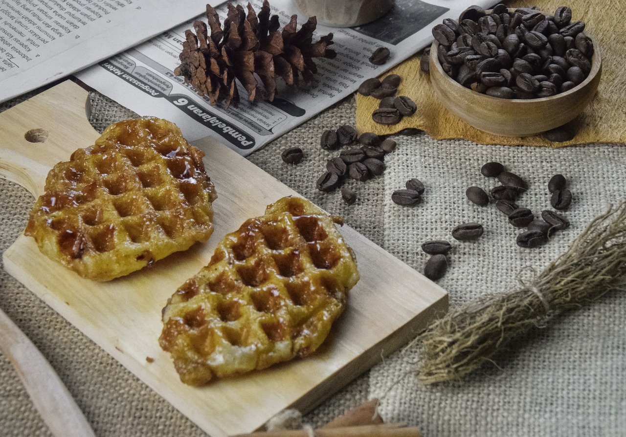 un waffle o croffle por combinación de croissant con waffle, miel y cacao, listo para el desayuno