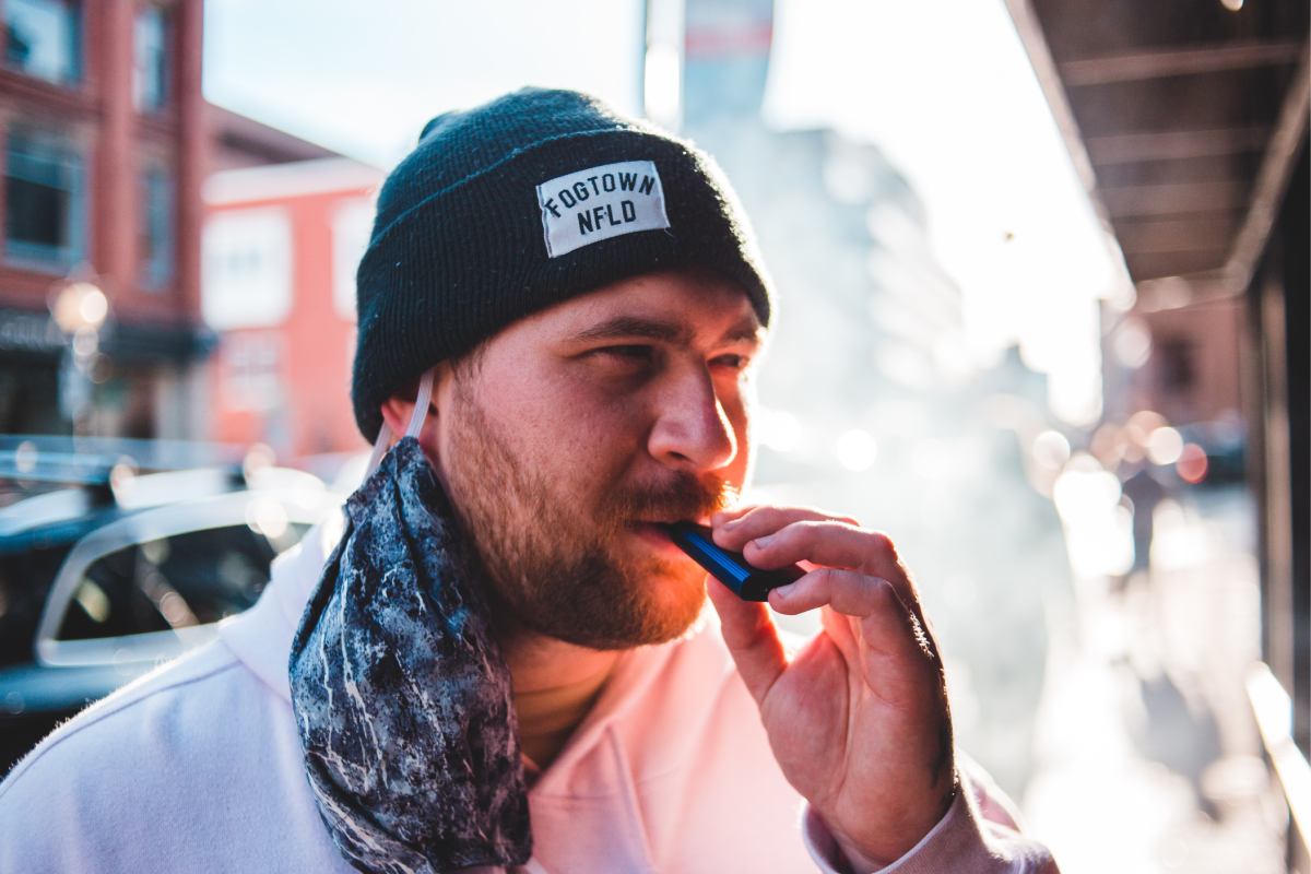 Ley Antitabaco: Hombre fumando un vapeador