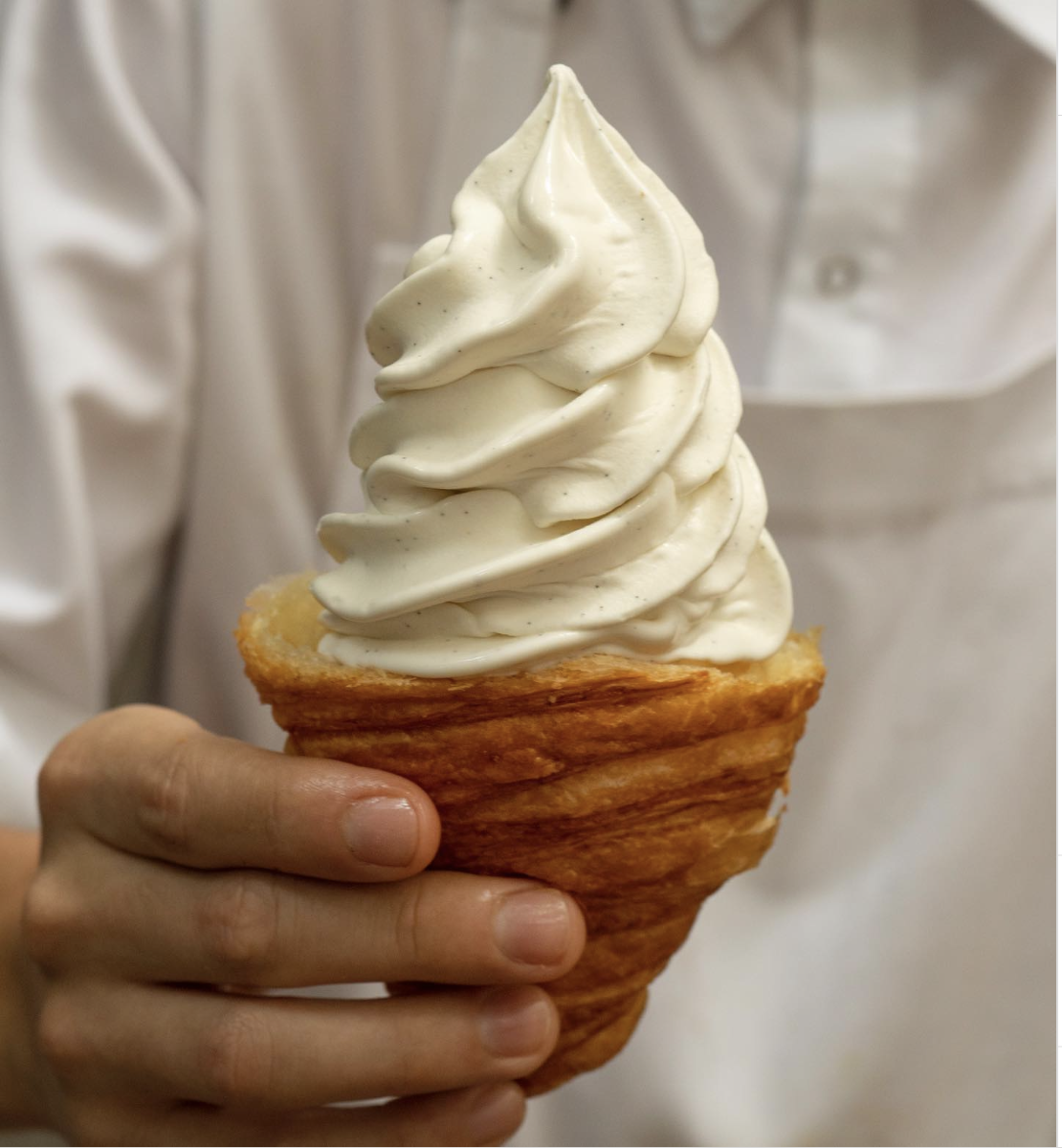 un helado suave de vainilla con un croissant como cono, famoso helado de comida rápida de Rosetta