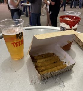 tacos de cochinilla del béisbol, parte de la guía gastronómica del Estadio de los Diablos Rojos