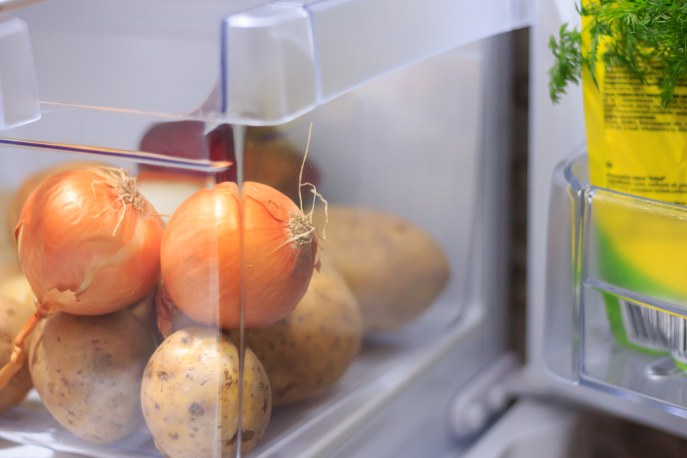Papas y cebollas no se deben guardar en el refrigerador