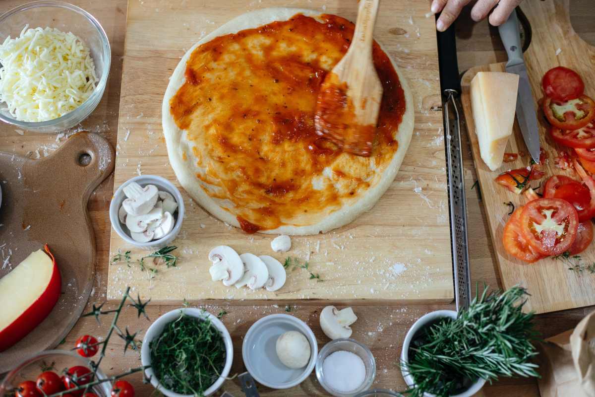 Pizza hecha con tomates de maduros.