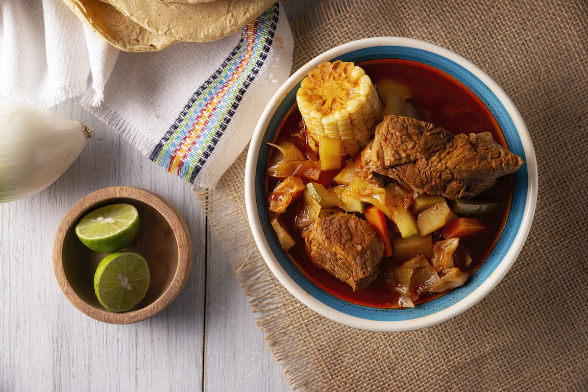 Cómo hacer mole de olla, receta tradicional de México