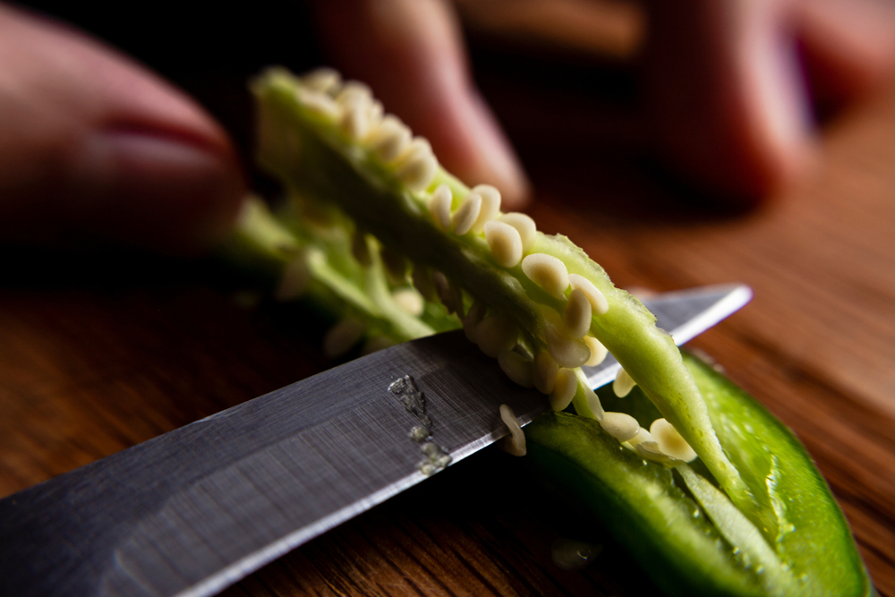 Desfvenar y quitar las semillas a los chiles puede ayudar a que tu salsa no quede muy picosa