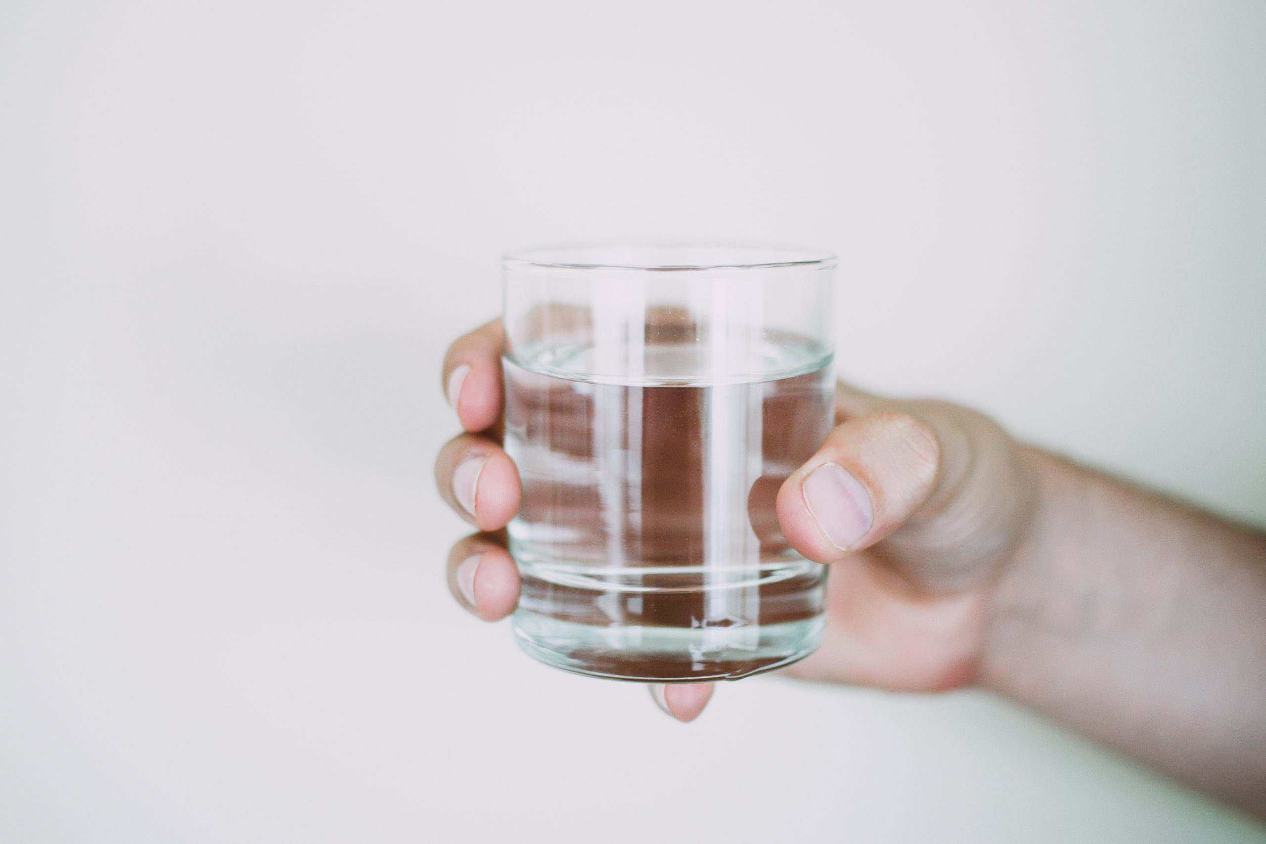 tomar agua ayuda a prevenir el intestino irritable