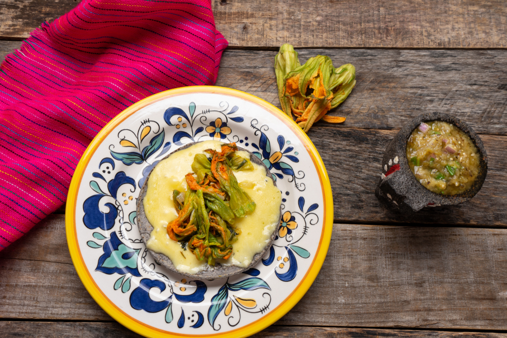 Este alambre de flor de calabaza y setas es una receta mexicana sin carne perfecta para celebrar la noche mexicana