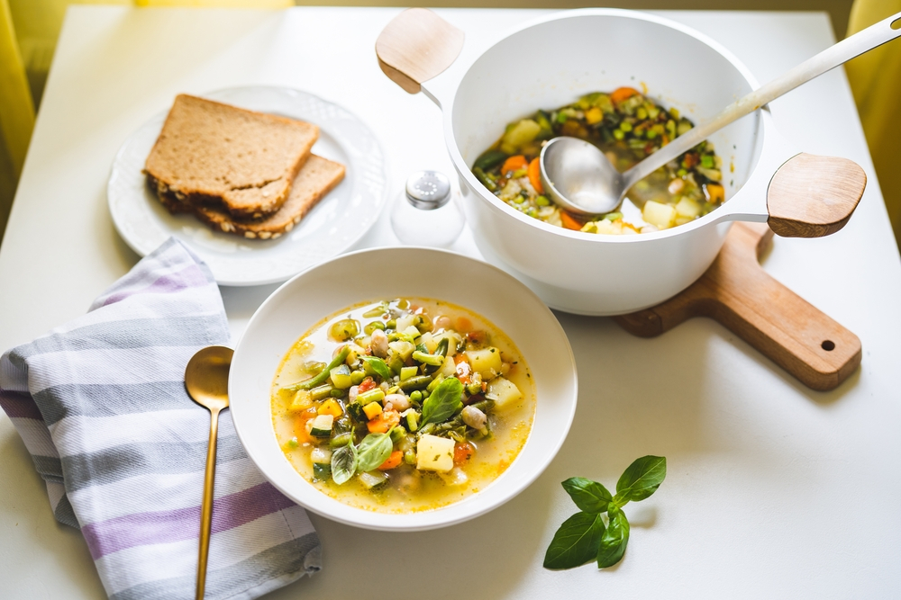 La sopa minestrone de verano es una delicia llena de verduras y nutrientes