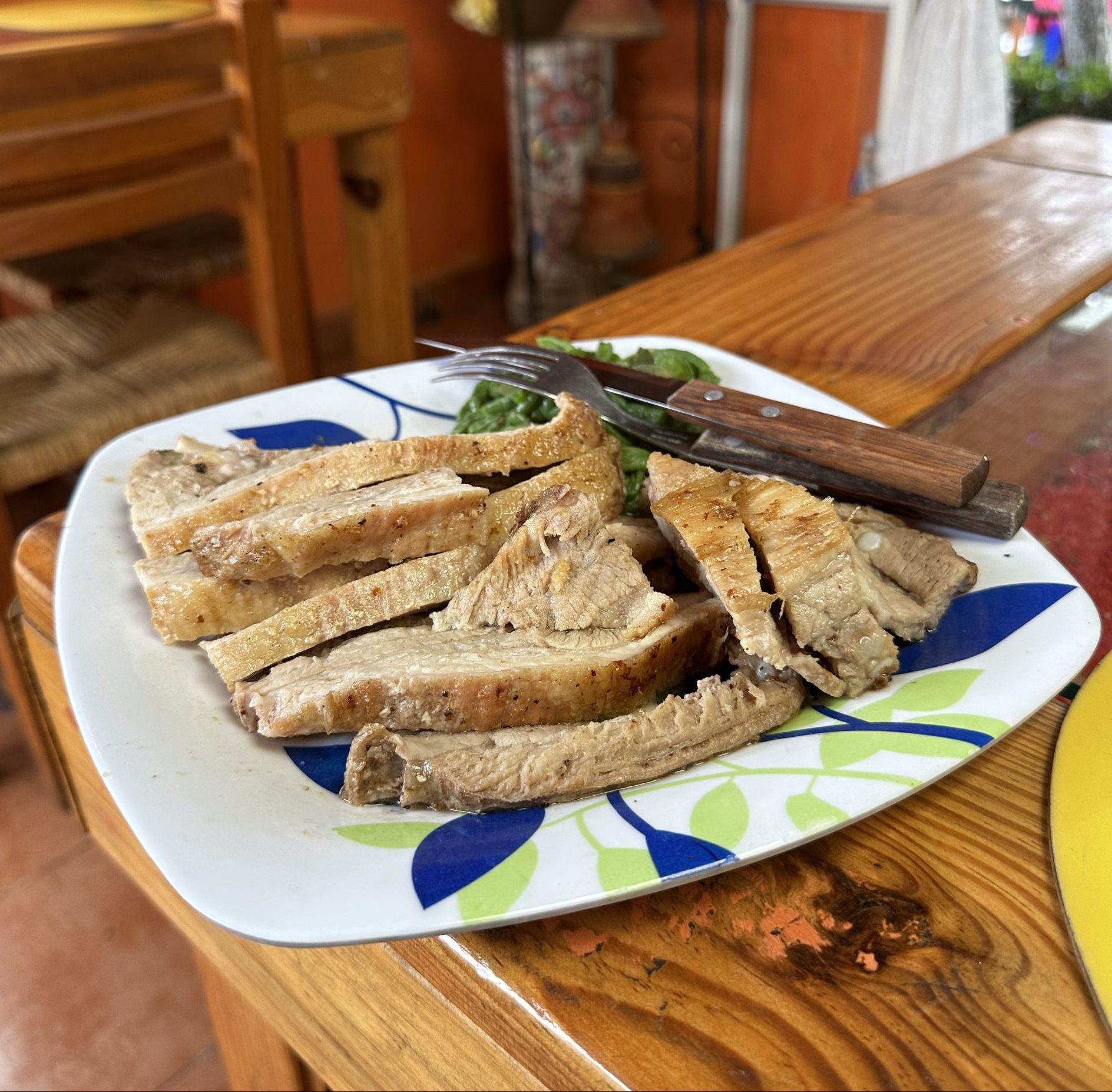 Tacos de jabalí asado son un platillo típico de la Casa Naranja