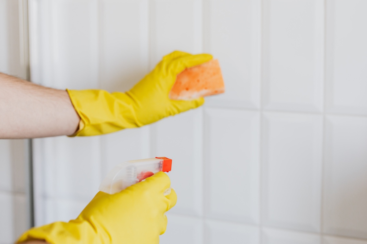Limpieza de azulejo con desinfectante casero