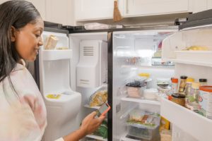 Almacenar los alimentos en el refrigerador de forma correcta.