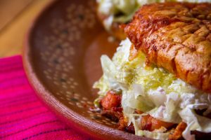 Cómo hacer pambazos de papa con chorizo, receta clásia de los antojitos mexicanos