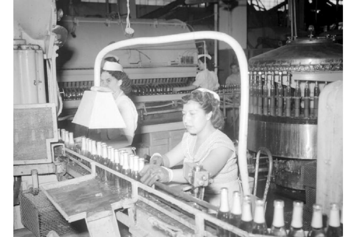 Mujeres trabajando en la industria cervecera.