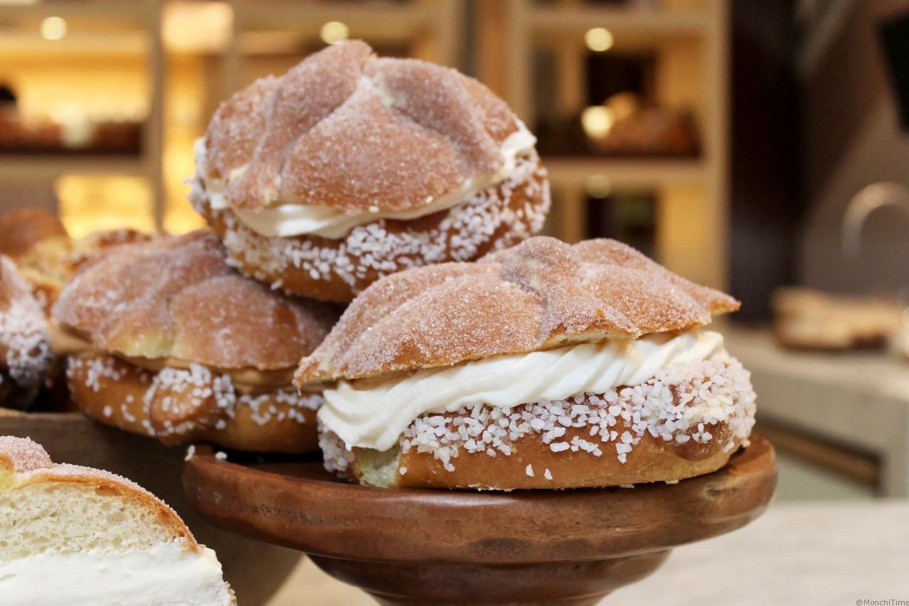 Pan de muerto relleno de nata y crema panadería Amado