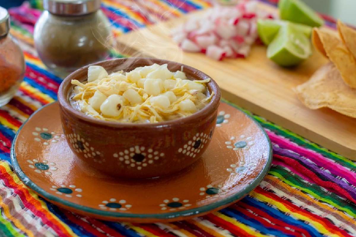 Pozole blanco para las fiestas patrias.