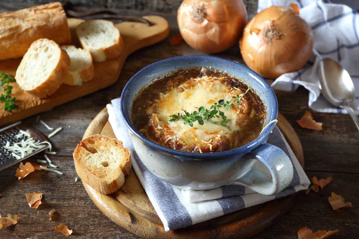 Prepara esta deliciosa receta de sopa de cebolla parisina.