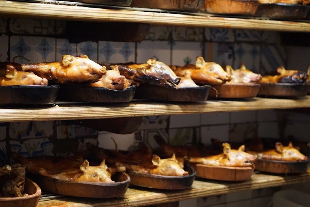 el cochinillo segoviano es el platillo más famoso del restaurante más antiguo del mundo