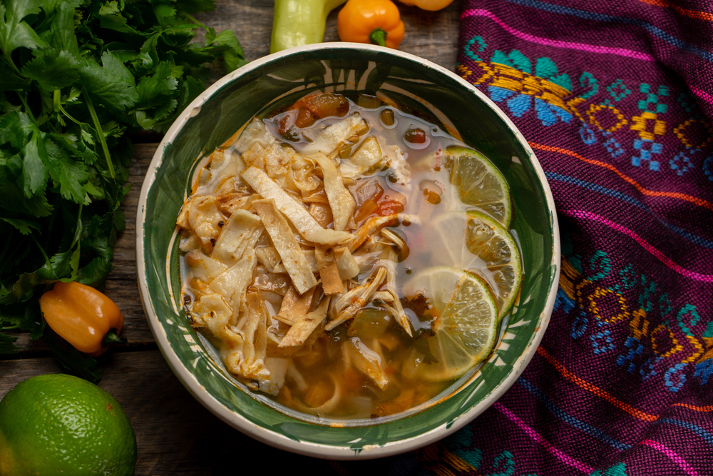 La sopa de lima es una de las sopas más tradicionales de yucatán