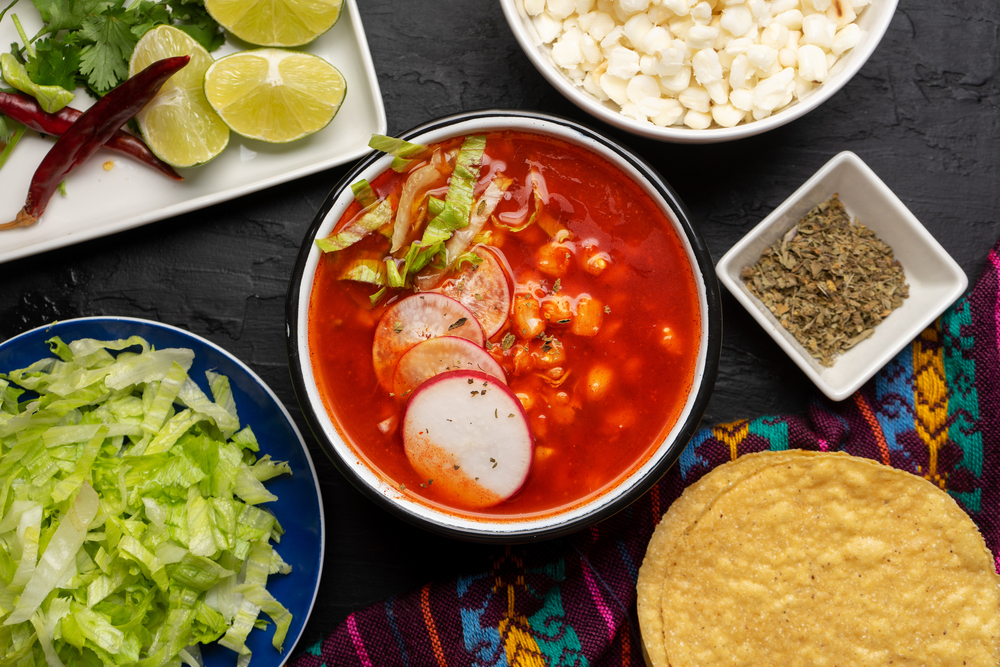 Pozole, una de las sopas y caldos mexicanos que no pueden faltar en las fiestas patrias