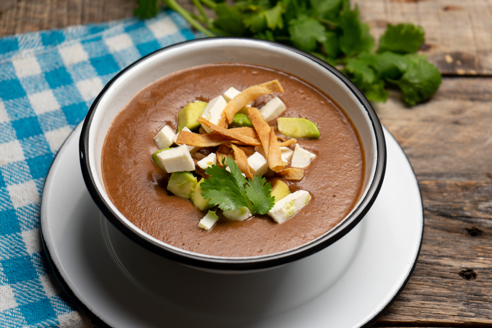 Sopa de frijol y tortilla, receta fácil y rápida