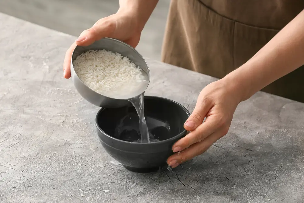 El agua de arroz puede ser un remedio casero para la gastritis, estreñimiento y diarrea