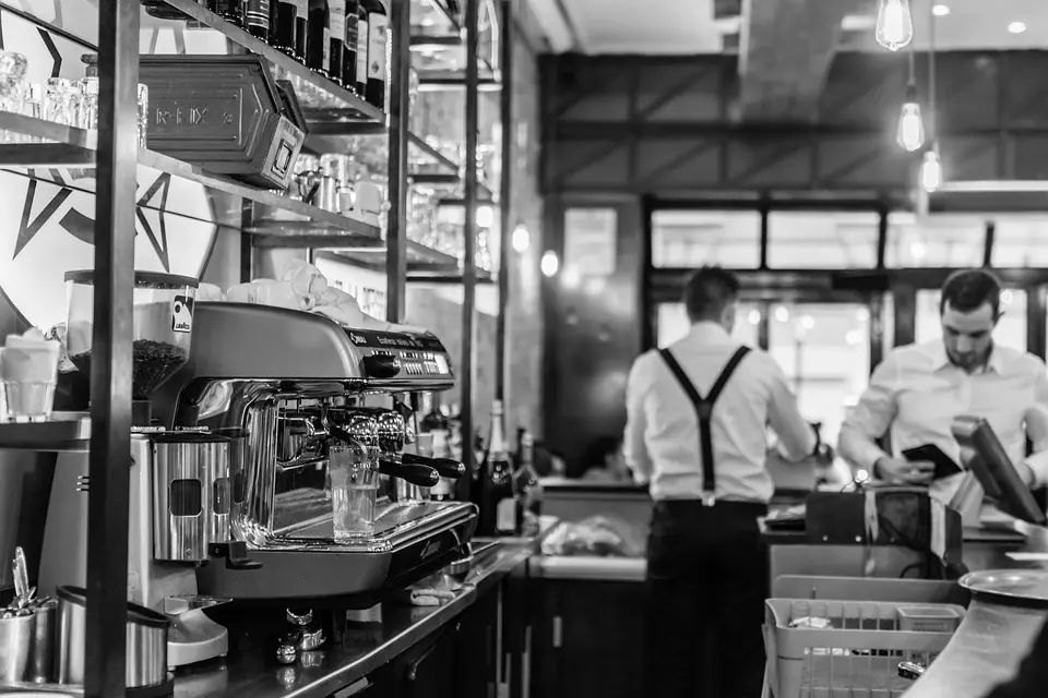 Cafetería en la que solemos pedir café americano con máquina de café espresso que no puede faltar. 