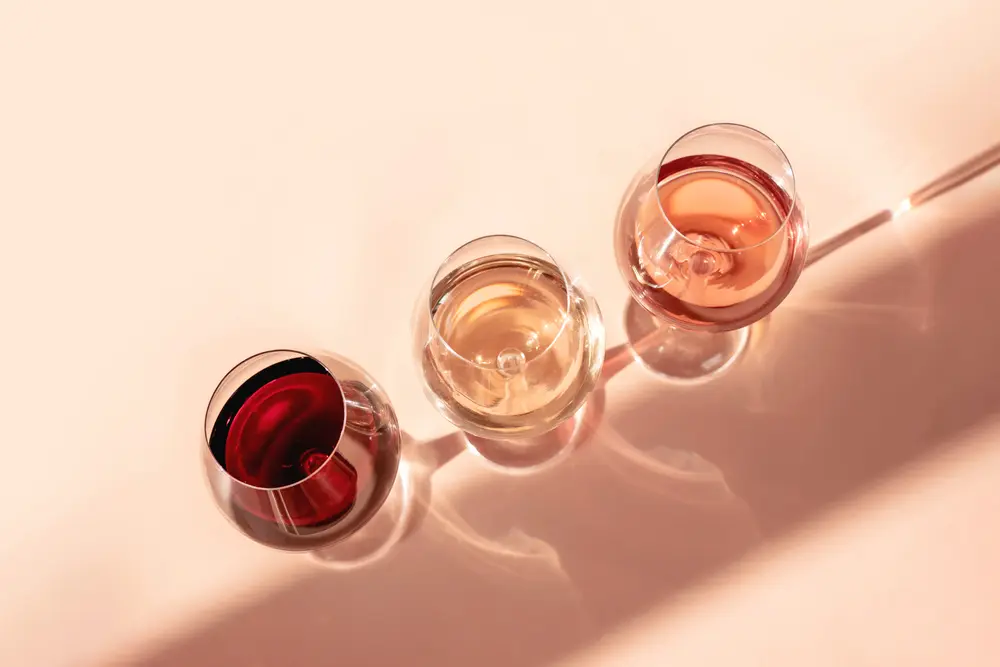 Así puedes iniciar en el mundo del vino: perfiles sensoriales del vino blanco, rosado y vino tinto