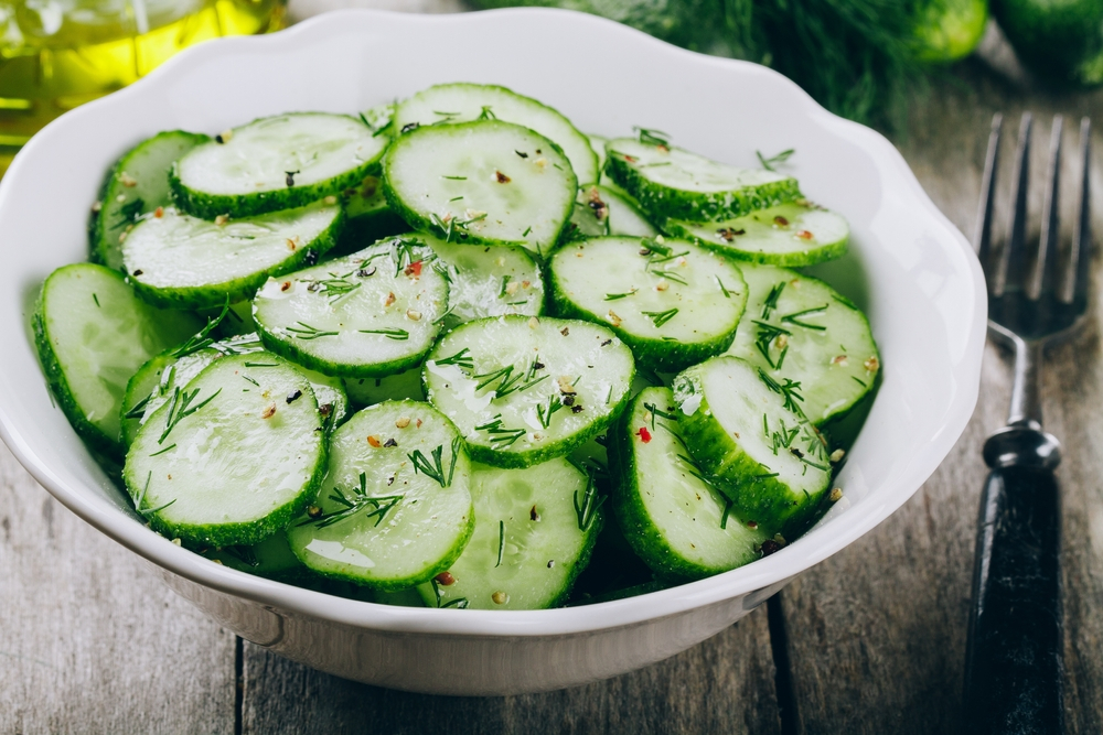 Si eres de los que busca recetas fáciles y prácticas, esta ensalada de pepino con cebollas morada es la indicada para ti. 