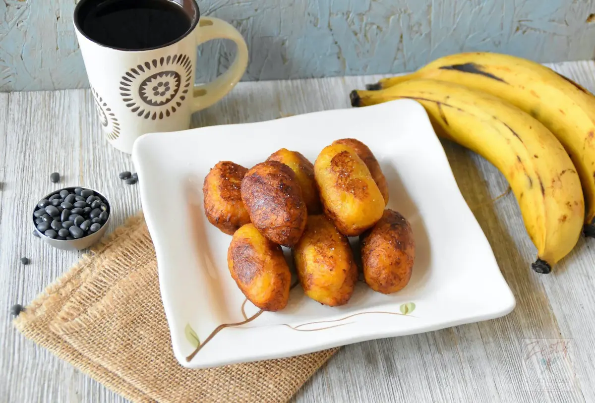 Tortitas de plátano macho rellenas de frijol dulce y cacao