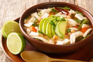 cómo hacer el caldo tlalpeño con pollo y verduras