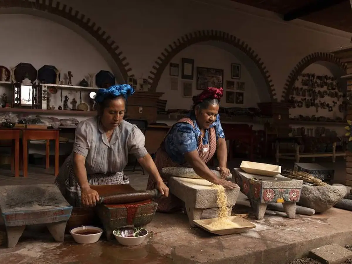 Las cocineras tradicionales muelen el cacao y maíz de forma artesanal: en metate. 