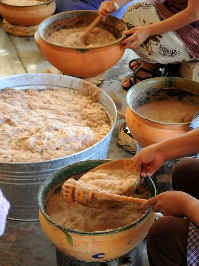 Cocineras zapotecas preparando El chocolate atole: una bebida ceremonial, un ritual de los dioses