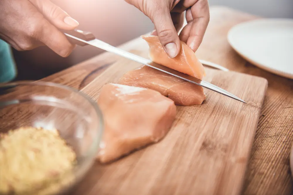 Limpiar el pollo de forma segura: no uses la misma tabla de cortar
