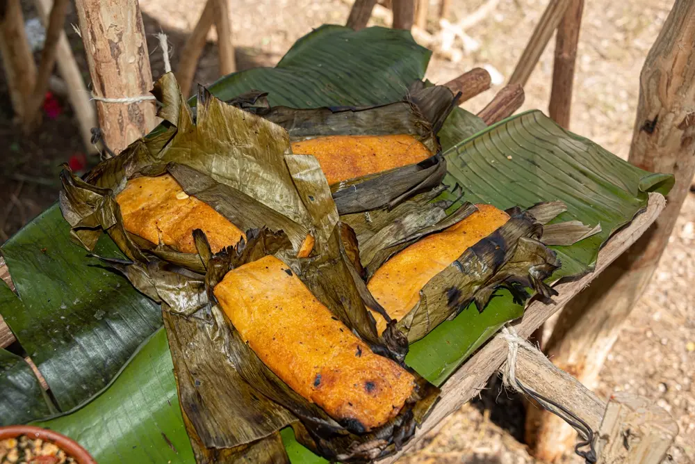 Tamales de pib o mucbicpollo, preparados en un pib en Yucatán