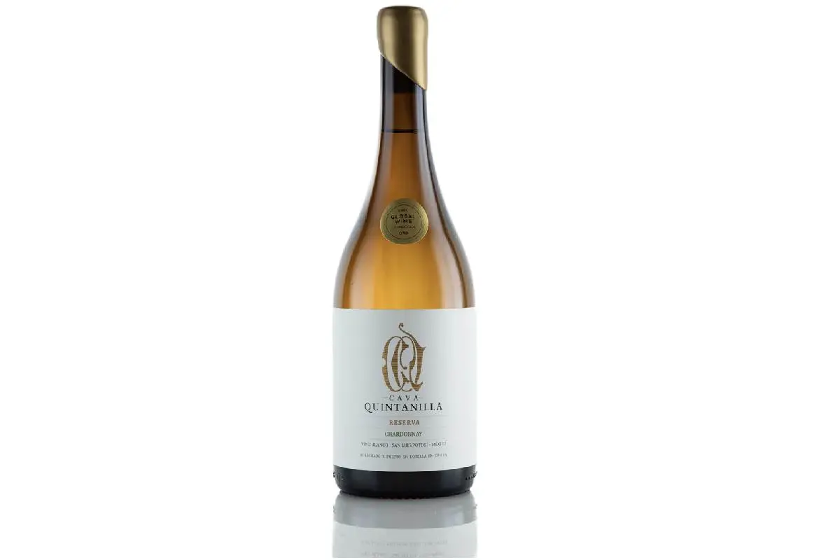 El vino Cava Quintanilla reserva Chardonnay cuenta con aromas intensos de durazno blanco, chabacano, piña, coco y almendra.