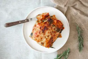 la lasaña es una comida perfecta para días de lluvia