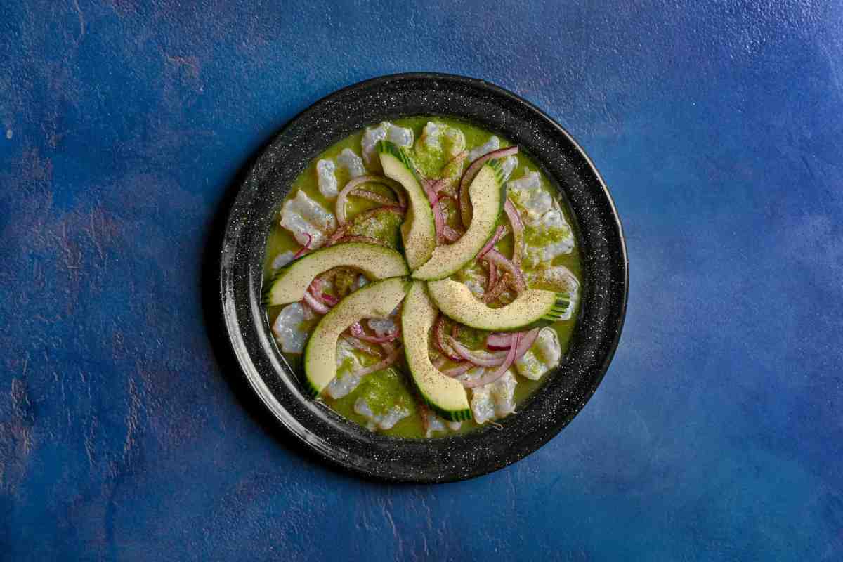 El aguachile de camarón es ideal para refrescarte en los días calurosos.