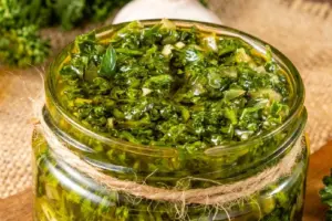 Cómo hacer chimichurri para acompañar la pizza