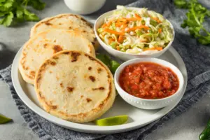 Las pupusas se sirven con un curtido de verduras tradicional