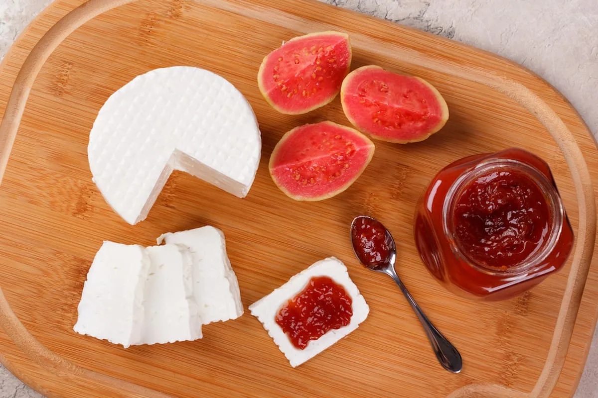 Prepara una tabla de quesos para acompañar esta mermelada de guayaba casera que estás a punto de preparar