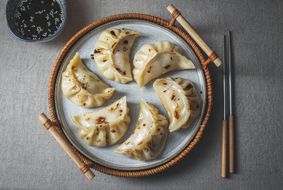 Dumplings platillos tradicionales para celebrar el año nuevo chino