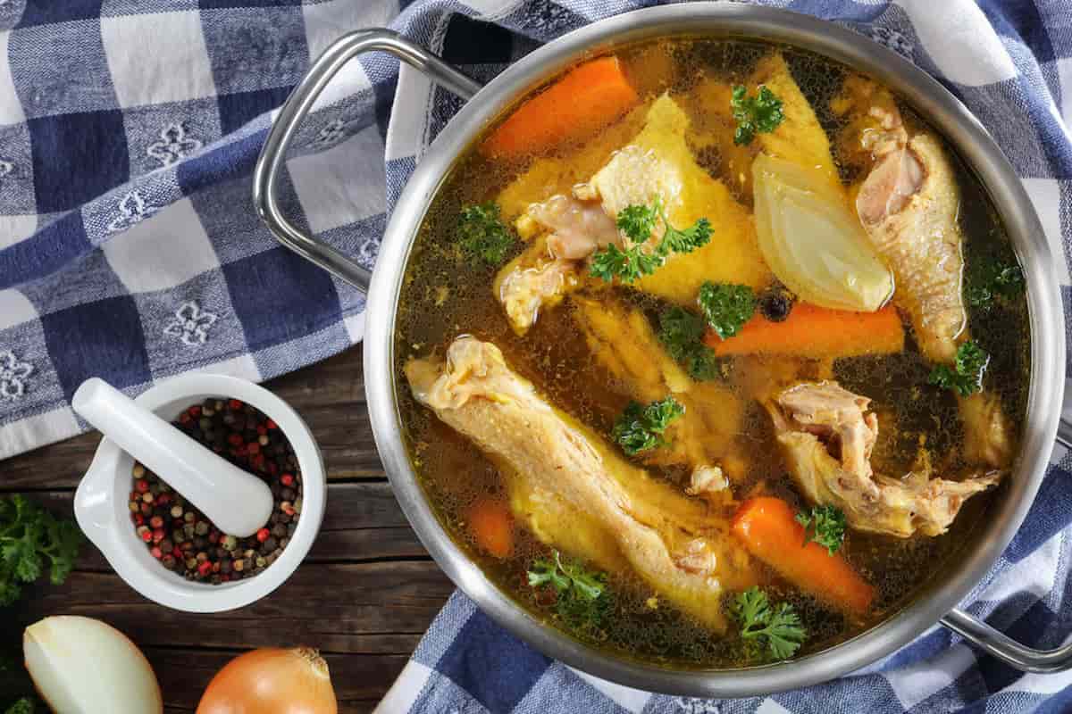  Caldo de pollo con verduras, en ocasiones servido con una porción de arroz, cebolla y cilantro picado, aguacate y chilito serrano o jalapeño.