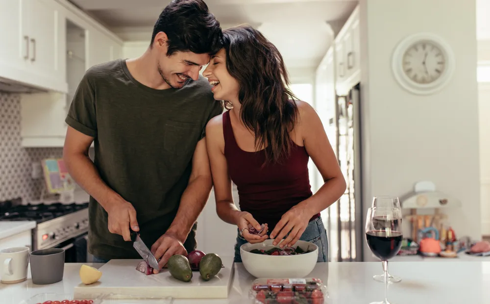 Cocinar en pareja puede ser bastante íntimo, cocinar como lenguaje de amor. 